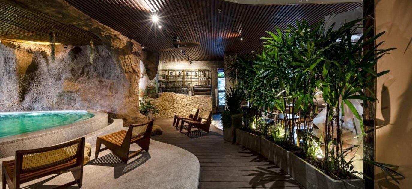 Pool and Bar 2 1574x1050