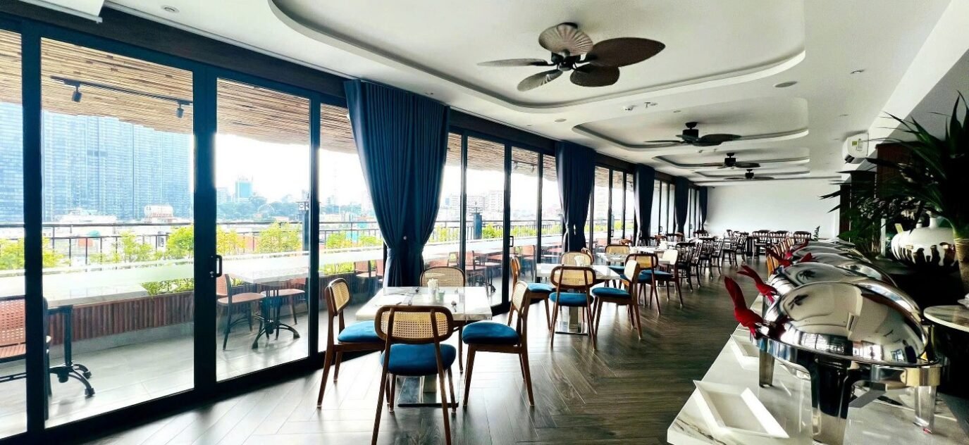 Rooftop Restaurant Dining Room2 1400x1050