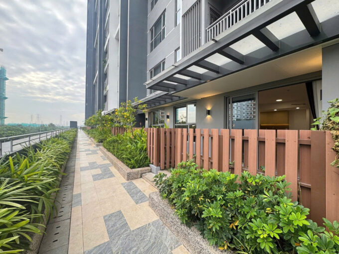 listing 1792318210 994837